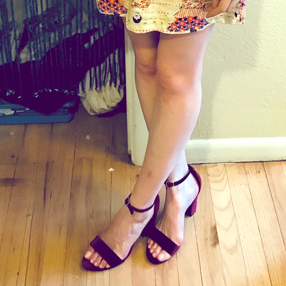 Size 8 velvet strap heels